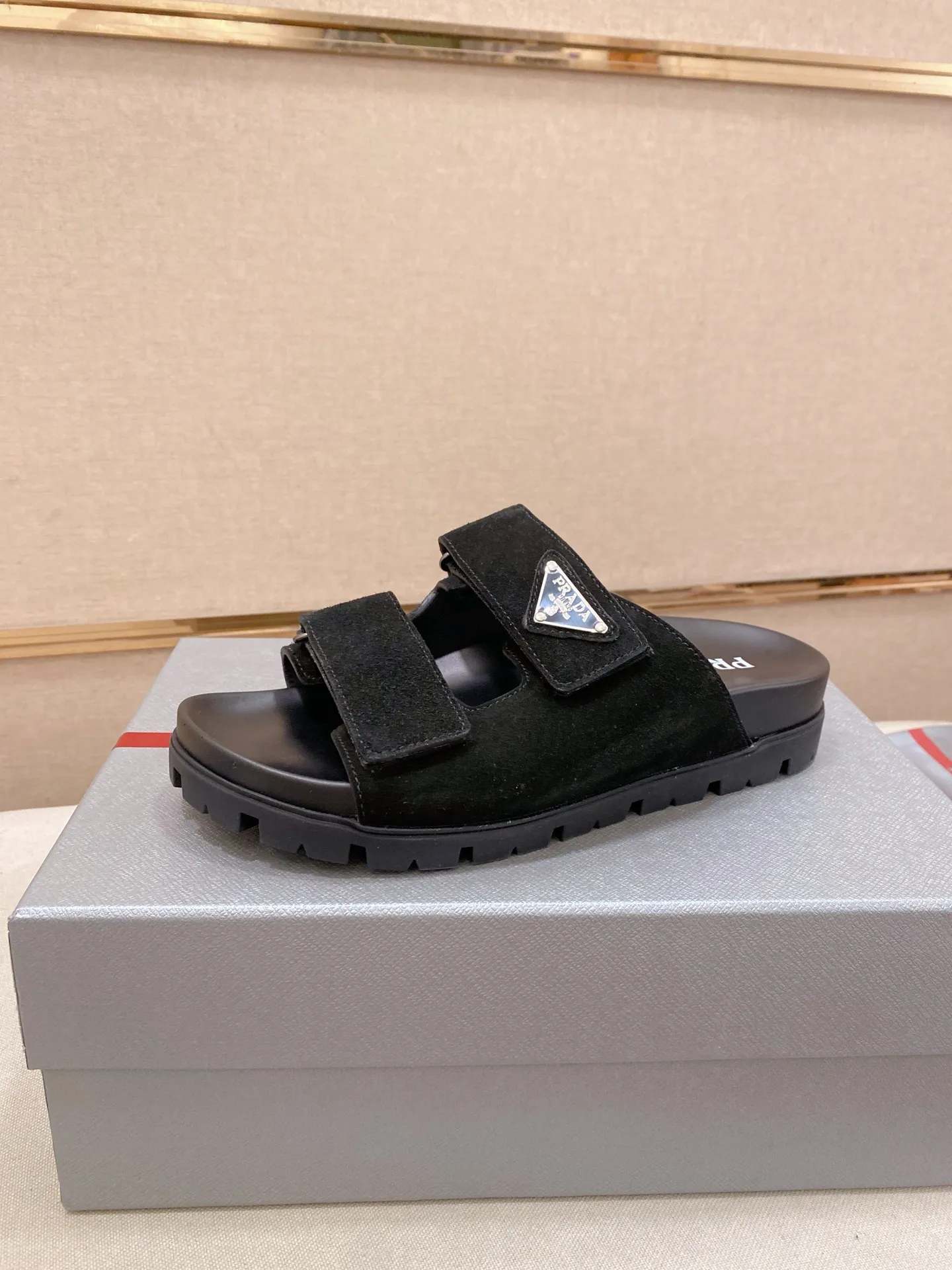 Men's shoes 💰: 440💰 [PRADA Slippers] High-end men's shoes brand official website 1:1 latest masterpiece: original mold opening and customization, the fabric is made of imported suede cowhide original material, upgraded outsole, lighter and non-slip. The market's top quality, simple yet tasteful, a must-have for fashionistas, fashionable at your feet, full of confidence, the same style at the counter 👍The season of summer slippers is here. Code: 38-45
